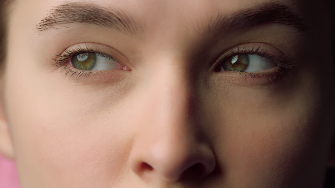retrato de rostro de una hermosa joven en primer plano. ojos femeninos serios
