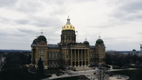 Disparo-De-Un-Dron-Alejándose-Lentamente-Del-Edificio-Del-Capitolio-De-Des-Moines-En-Iowa