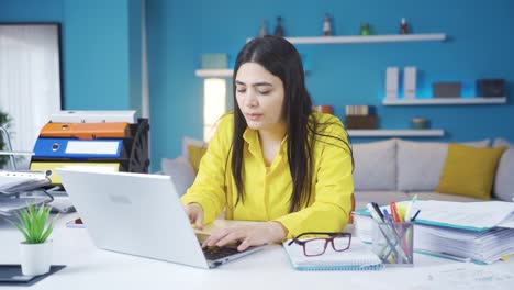 una mujer de negocios reflexiva en la oficina de casa.
