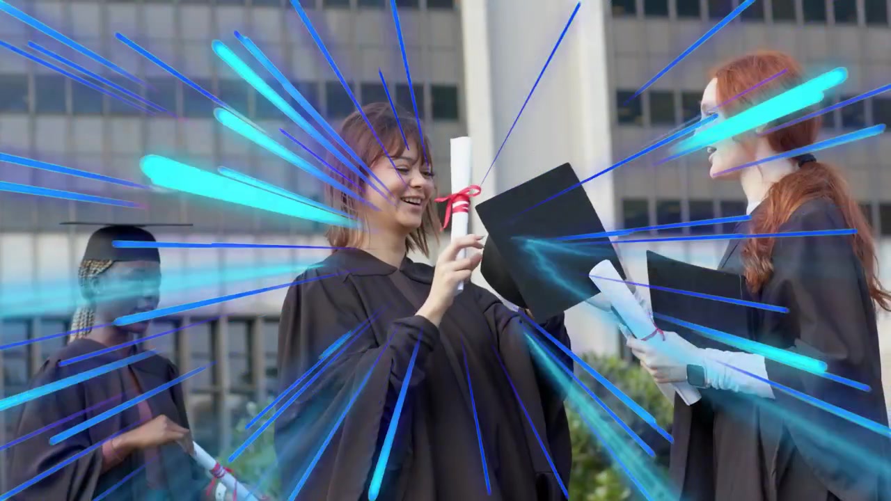 Donna laureata al centro che riceve il diploma dal presentatore, mentre indossa un tocco con strisce blu-rosa per la laurea