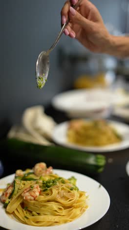 preparación de pasta con camarones y calabazas