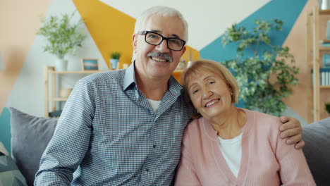 una pareja feliz de mayores.