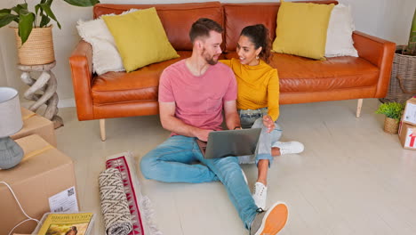 pareja, computadora portátil y planificación para mudarse a una nueva