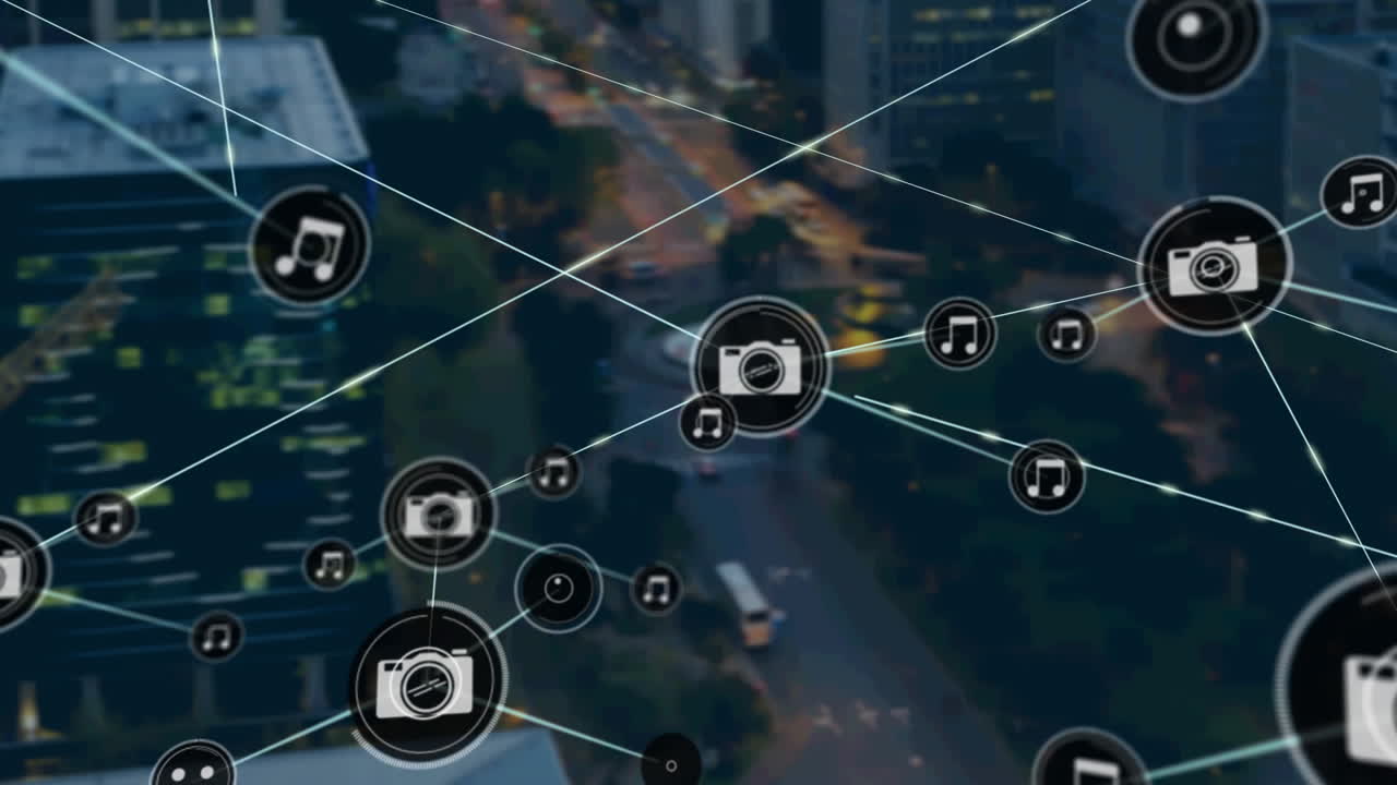 red de iconos digitales contra la vista aérea del tráfico nocturno de la ciudad