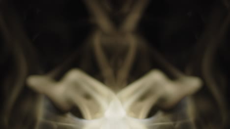 luz de humo de incienso girando sobre un fondo negro