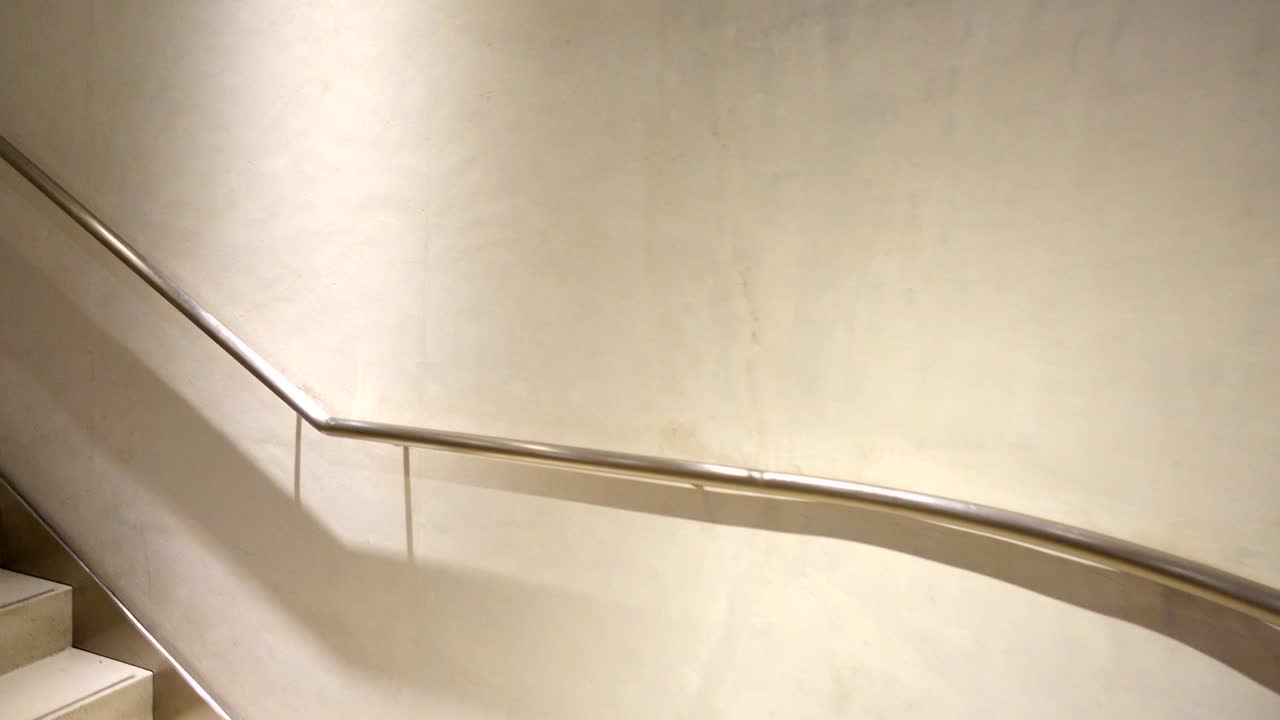 나선형 계단에서 움직입니다.