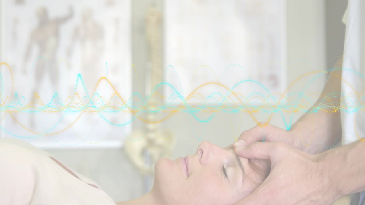 Paciente en terapia mientras el terapeuta coloca las manos en las sienes, con formas de onda deslizándose y revelando gráficos.