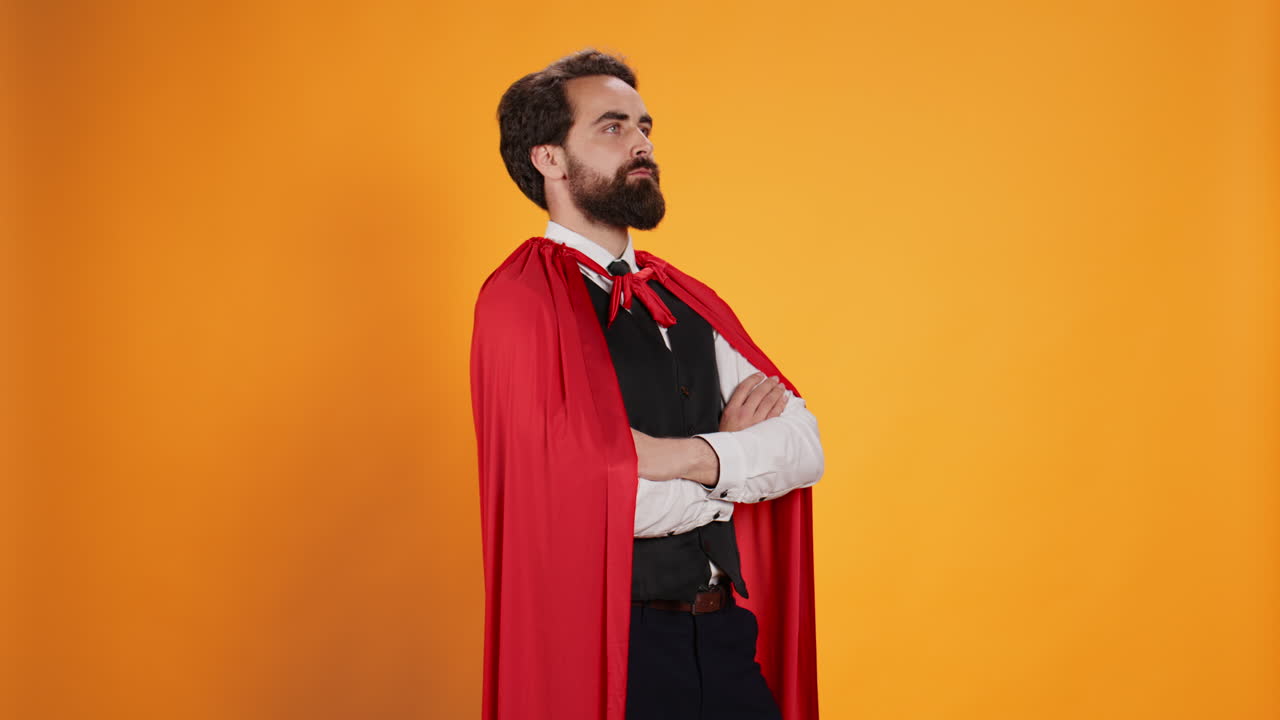 poderoso superhéroe cómico con capa roja