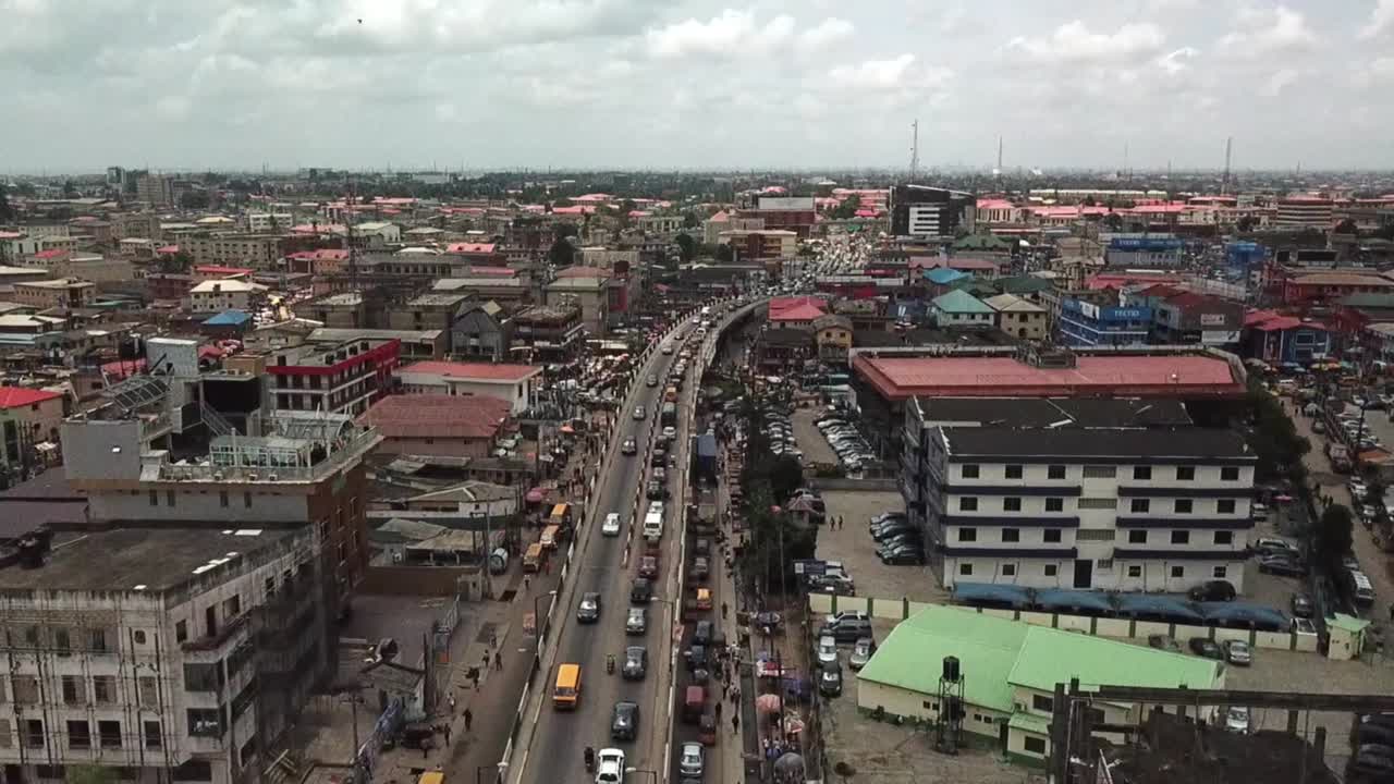 vista de drones del tráfico de lagos a lo largo de la carretera con el tráfico