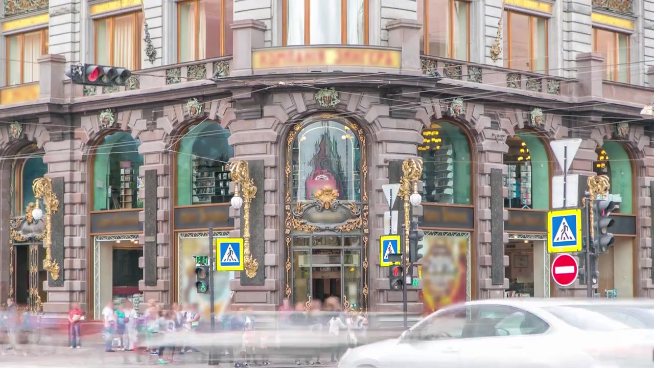 L'ingresso alla Casa Singer a San Pietroburgo è protagonista in questo timelapse hyperlapse, con un intenso traffico stradale. Nelle vicinanze, i turisti passeggiano lungo la Prospettiva Nevsky