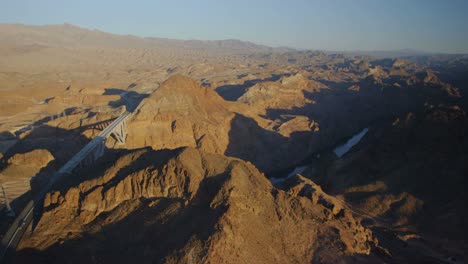 Vista-Aérea-De-Las-Montañas-Y-La-Carretera-Que-Conduce-A-La-Presa-Hoover.