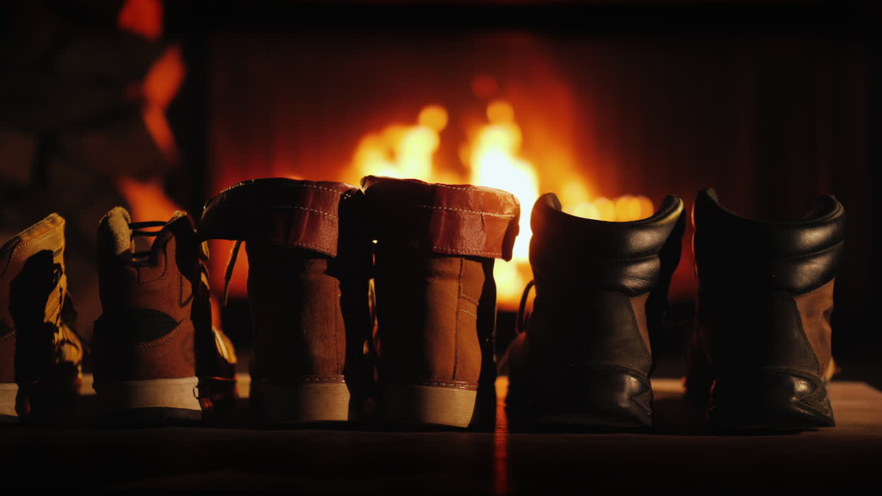 겨울 신발 몇 켤레가 불이 난 벽난로 근처에서 말리고 있다