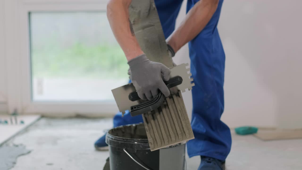 instalación de azulejos de cerámica para el suelo - medición y corte de las piezas. construcción, renovación, reparación de apartamentos. cortes de baldosas. corte de baldosas