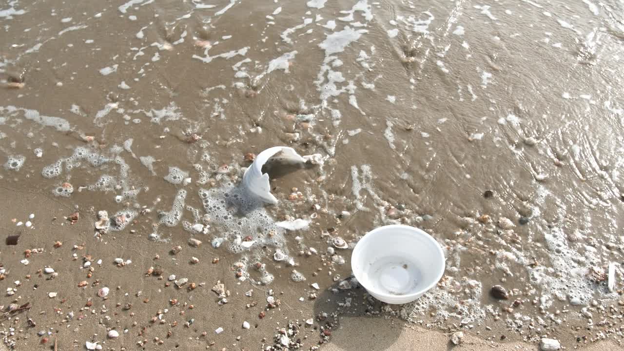 해변에 쓰레기 플라스틱 컵