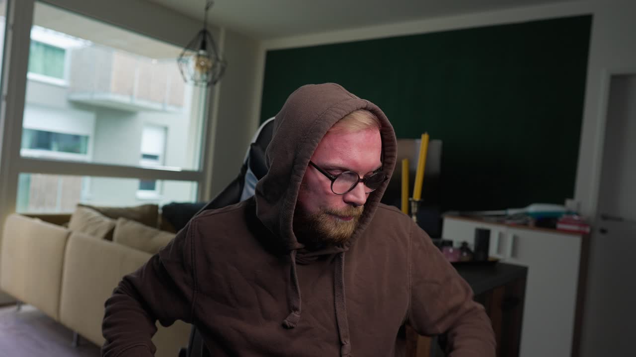 transmisión: el hombre termina, se levanta y se va, creador de contenido, cámara lenta