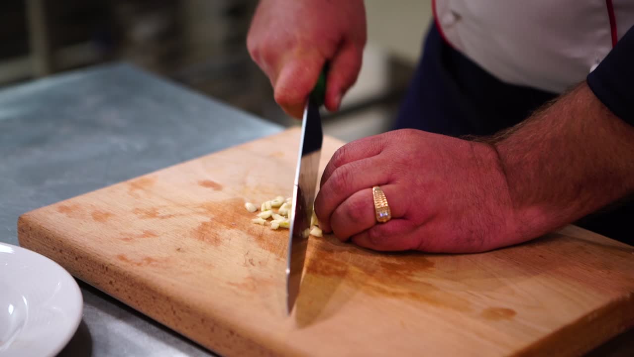 el chef cortando ajo