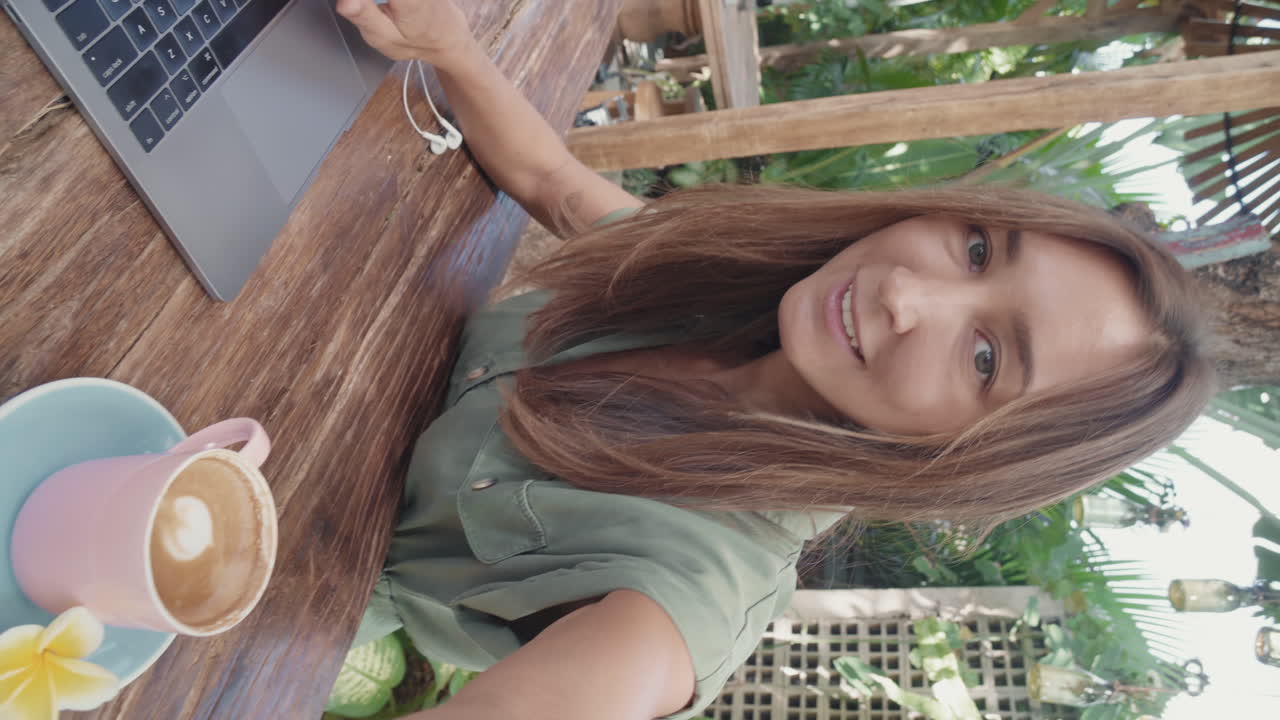 Mujer grabándose trabajando al aire libre