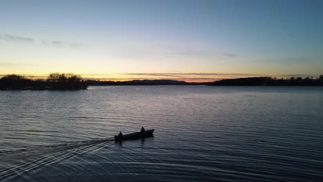 Bootsfahrt-Bei-Sonnenuntergang-Auf-Dem-See-Mit-Schöner-Aussicht