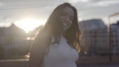 sincera felicidad de una mujer española posando al atardecer