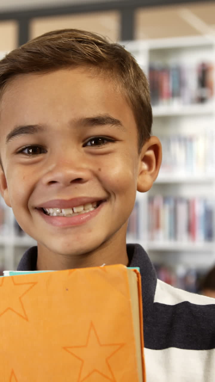 Retrato de colegial con libros en la biblioteca