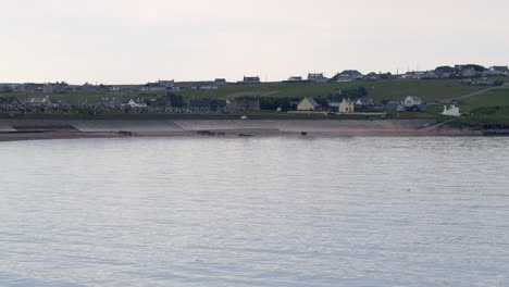 Toma-De-La-Carretera-Braighe-Y-La-Playa-En-El-Punto-Cerca-De-Stornoway