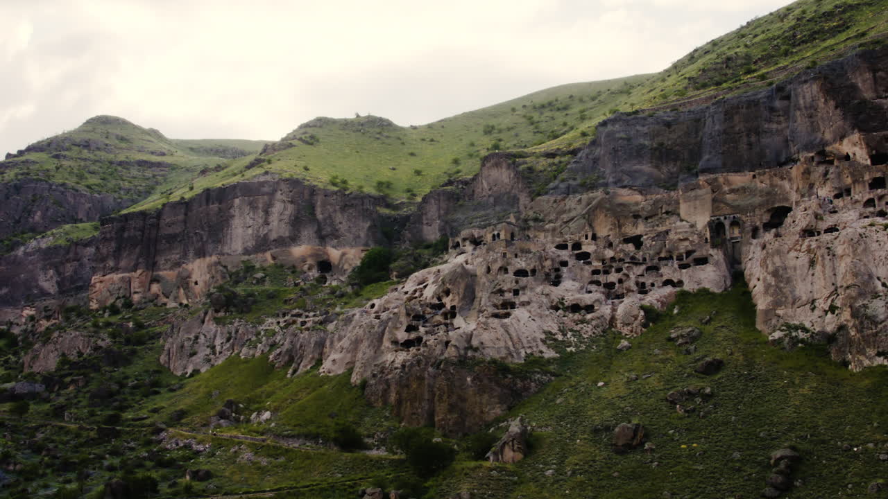 Vardzia huleklosterkompleks i Erusheti-fjellet i Georgia