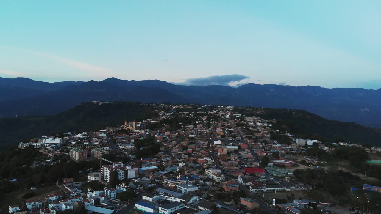 tomar aire hacia atrás desde el pueblo en la montaña