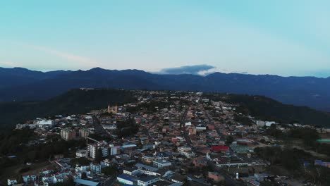 Tomar-Aire-Hacia-Atrás-Desde-El-Pueblo-En-La-Montaña