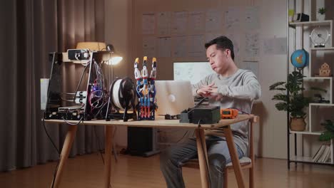 ingeniero de estiramiento en taller de impresión 3d