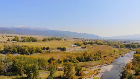 Campo-De-Paisaje-De-Río-De-Otoño-En-Valle-Montañoso-Cerca-De-Montañas-Rocosas,-Colorado,-Ee.uu.