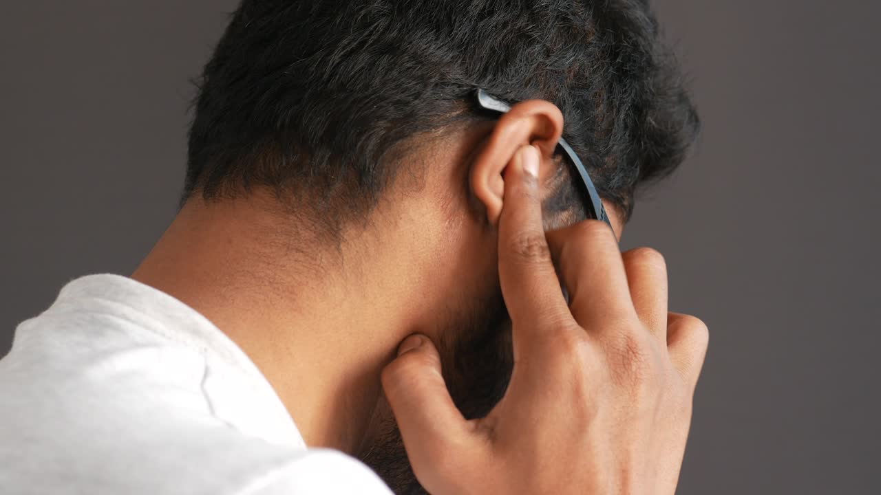 hombre tocando la oreja con dolor