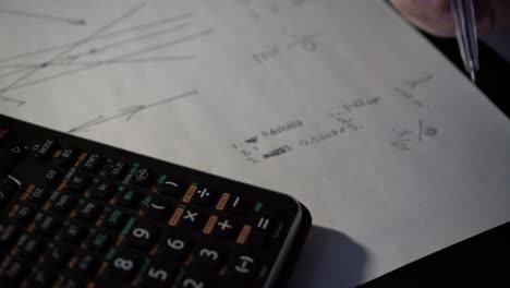adolescente haciendo tareas de ciencias y matemáticas y escuela en línea en casa durante una pandemia - aprendizaje remoto en la escuela secundaria en línea