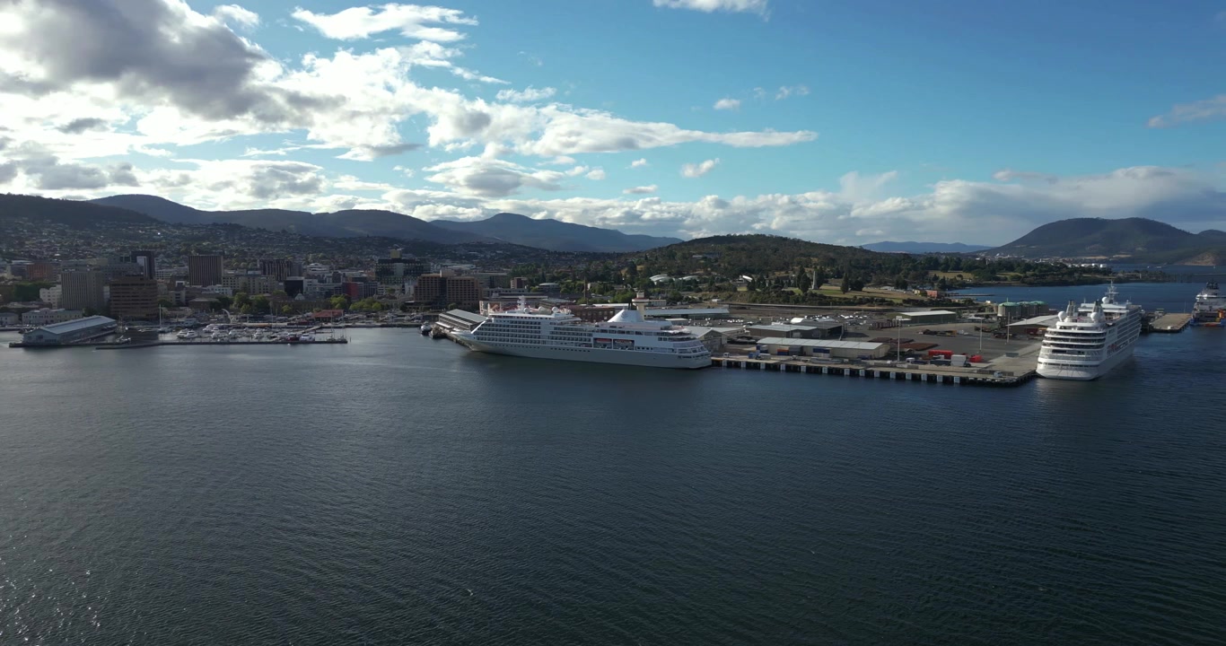 Derwent River, Constitution Dock, krydstogtskibe fortøjet ved Hobart Kaj, droneudsigt, solrig eftermiddag