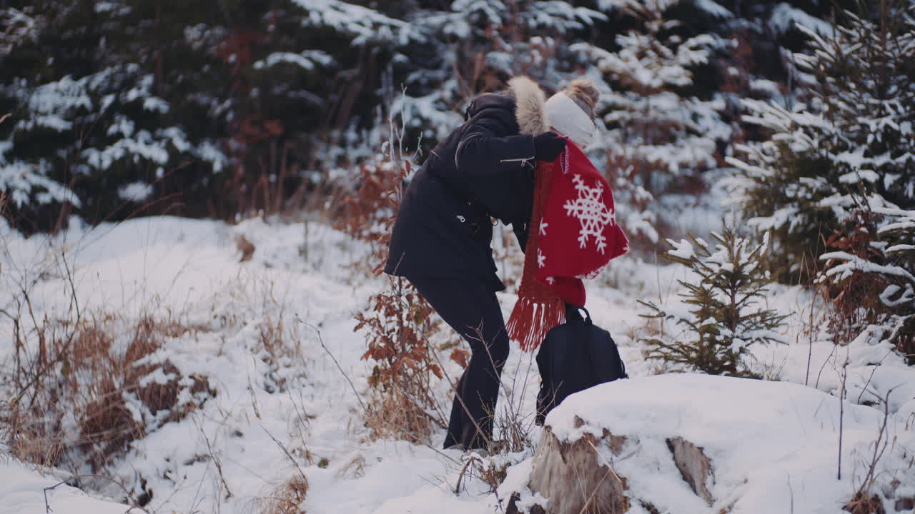 turista bebiendo café en el bosque en invierno