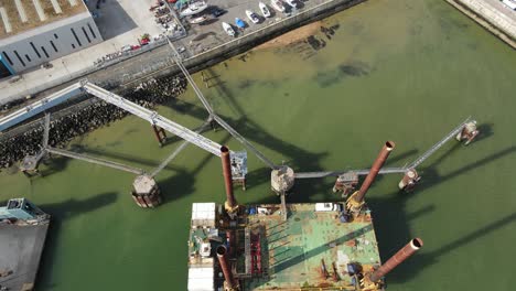 Sea-Jack-Thanet-Offshore-Windprojektplattform-Im-Hafen-Von-Ramsgate,-Kent,-Großbritannien,-Overhead-Drohnenaufnahmen