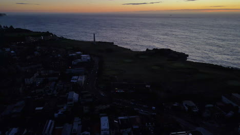 Siluetas-De-Casas-Y-Negocios-Contra-La-Playa-Al-Amanecer-Y-Al-Anochecer