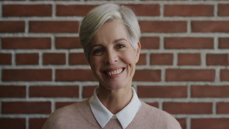 Retrato-Hermosa-Mujer-De-Mediana-Edad-Sonriendo-Disfrutando-De-Un-Estilo-De-Vida-Exitoso-Y-Feliz-Elegante-Mujer-Mayor-Mirando-Alegre-Cámara-Lenta