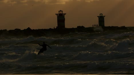 en los rayos del sol poniente, el kitesurfista disfruta de la libertad y la emoción del kiteboarding, sintiendo una oleada de adrenalina con cada movimiento