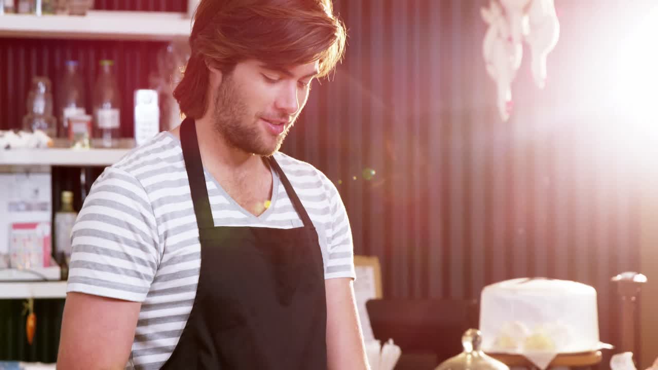 디지털 태블릿을 사용하는 남성 웨이터