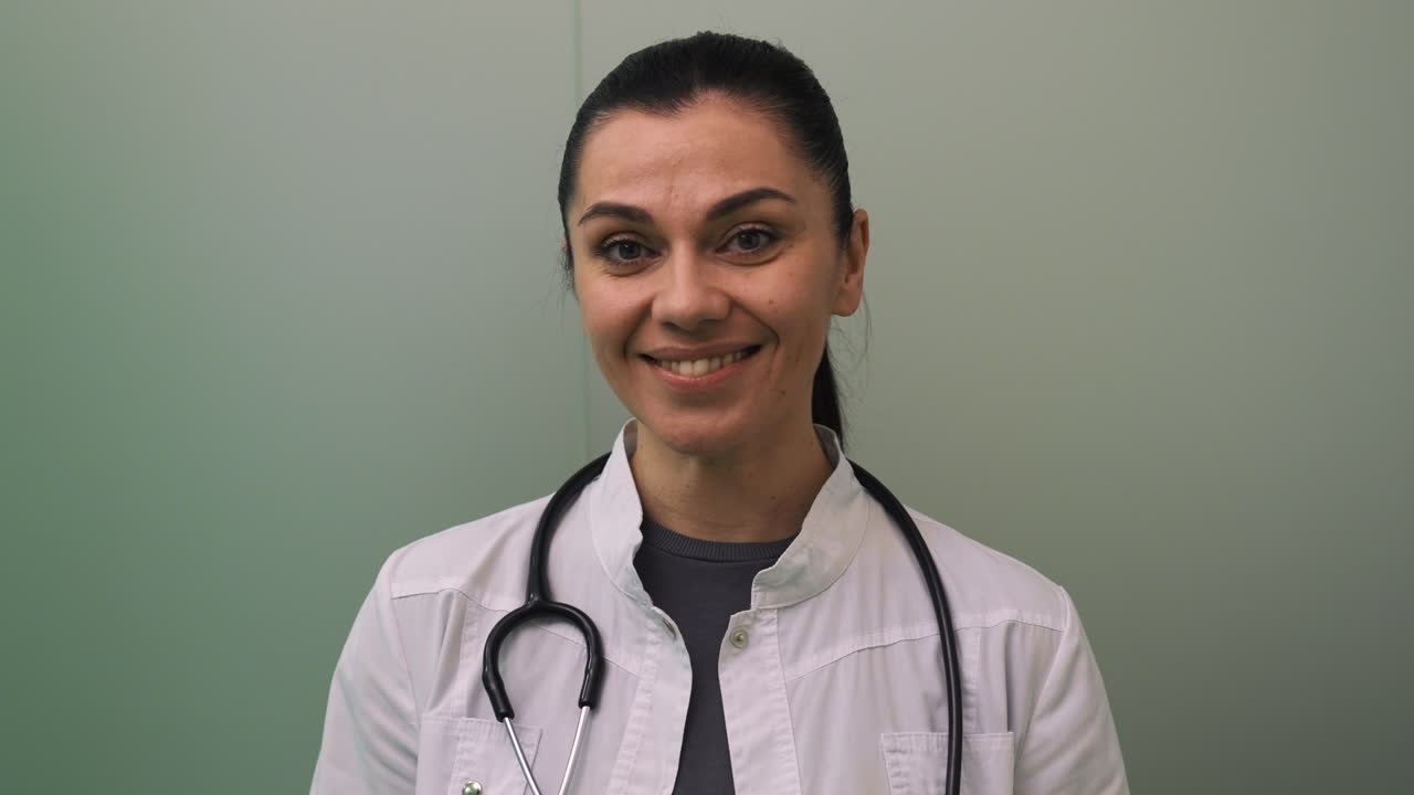 médico posando en el interior