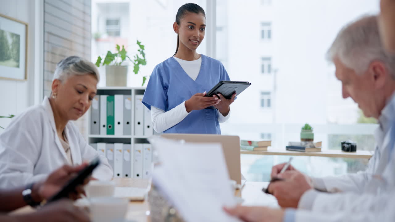 mujer, médico y tableta en la presentación de la reunión