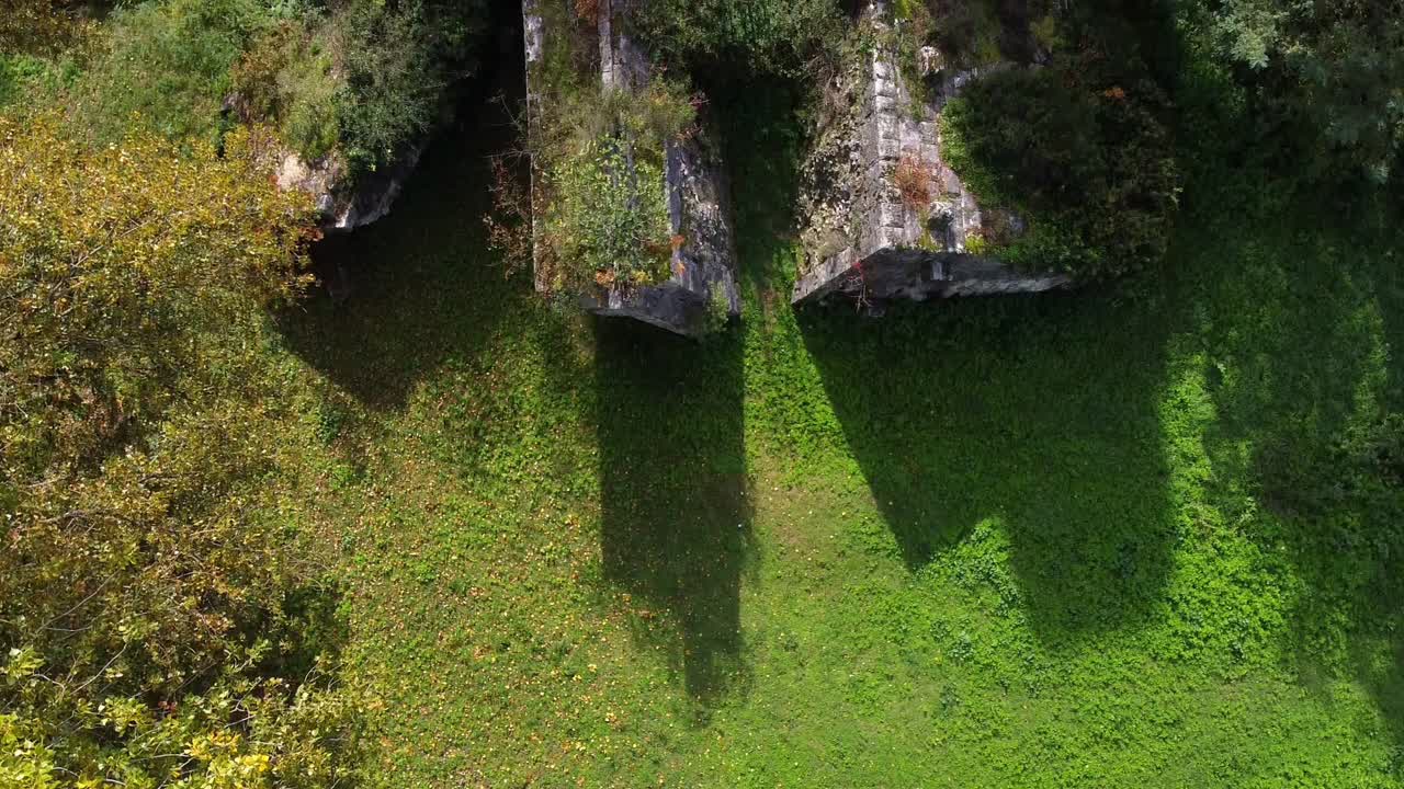 vista aérea del puente romano ponte d'augusto y el río nera en narni, una ciudad montañosa de umbría en el centro de italia