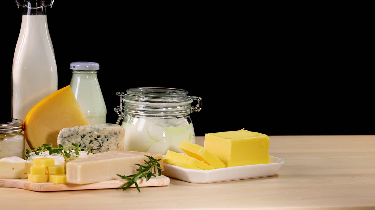 나무 테이블에 있는 다양한 유제품