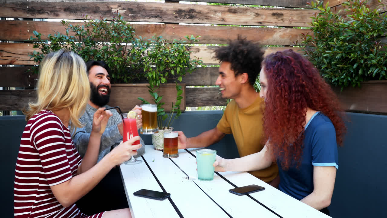 Grupo de amigos brindando 4k
