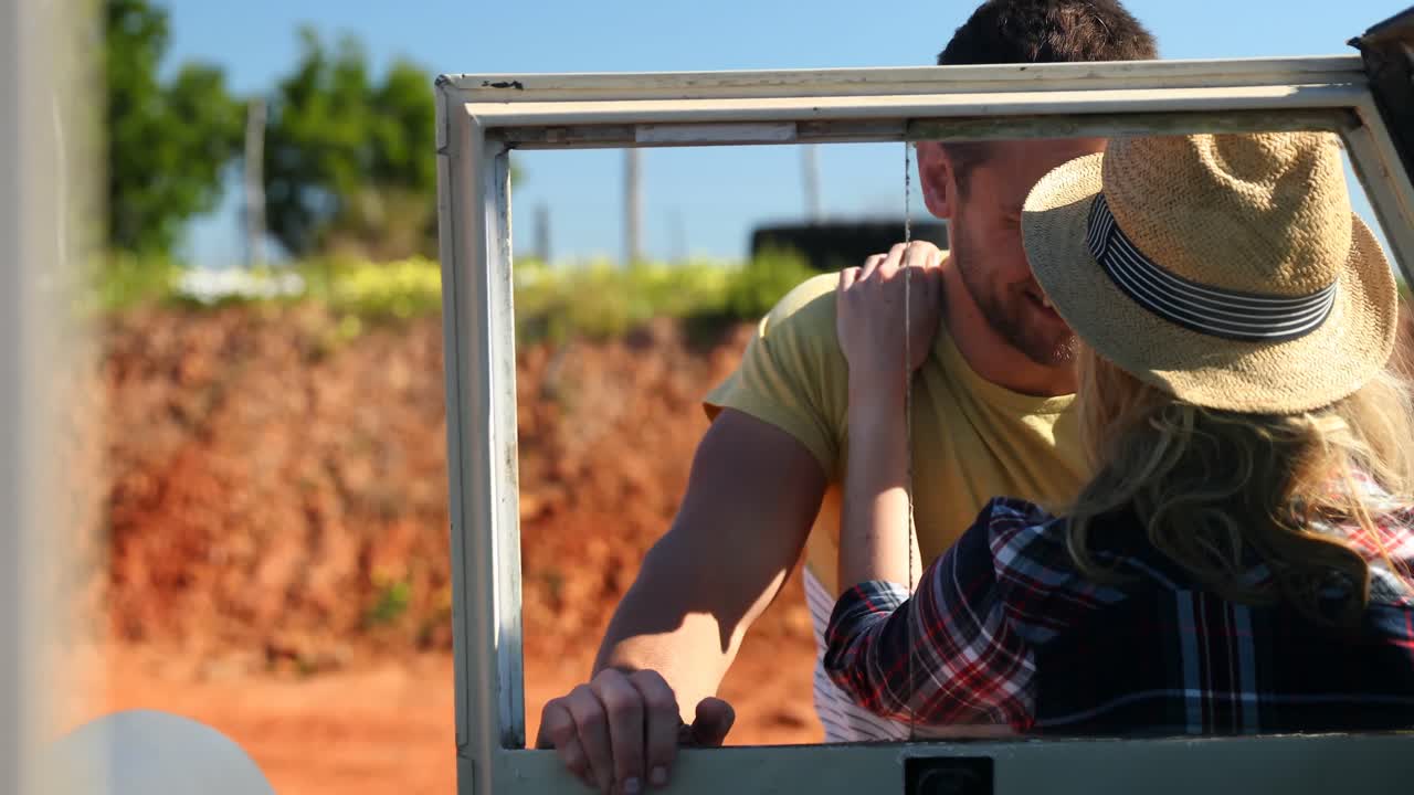 자동차 4k 뒤에서 함께 로맨스하는 커플