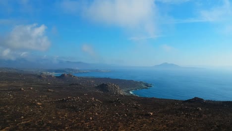 toma aérea de acantilados y el mar, océano pacífico