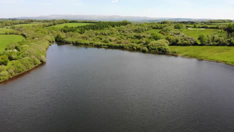 vista aérea de la esquina del lago roadford en el oeste de devon