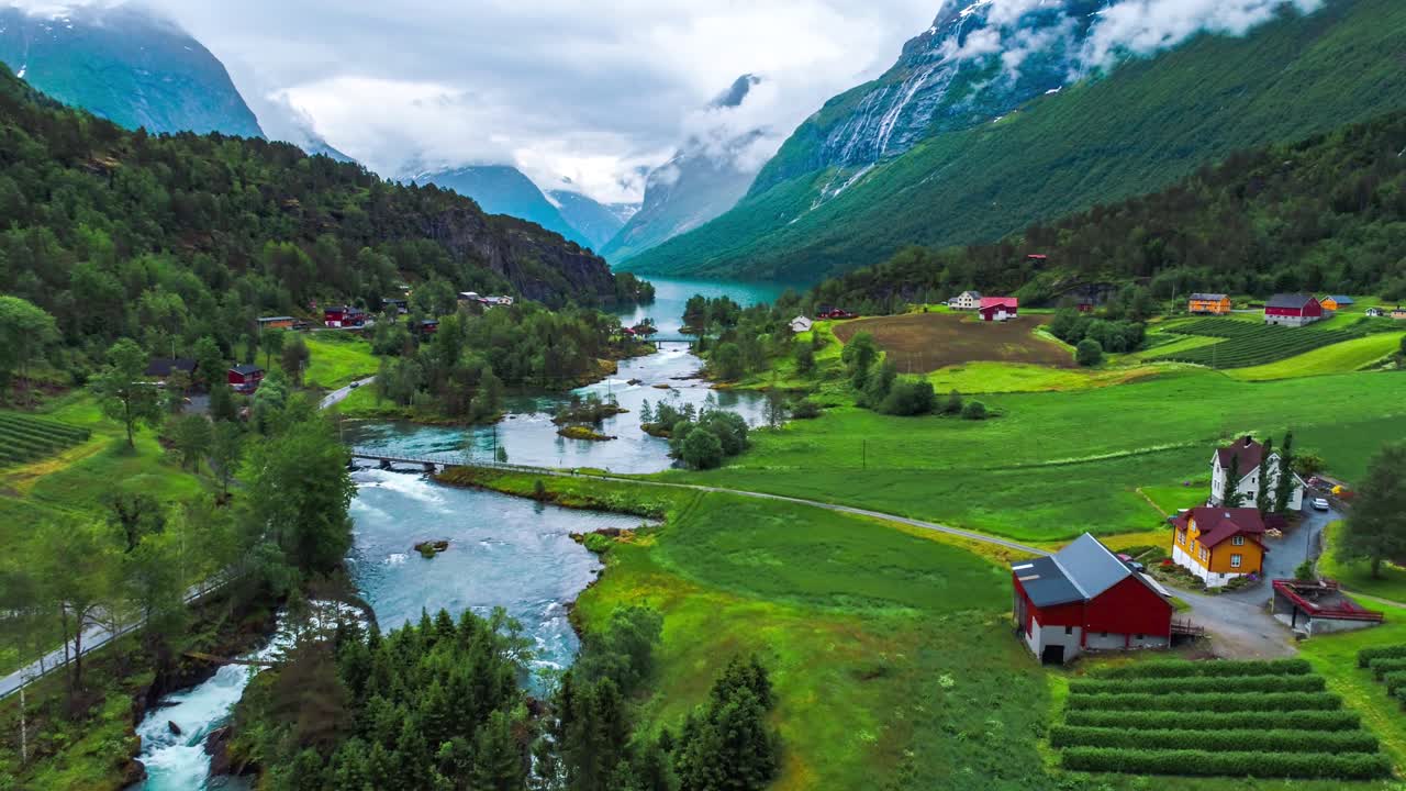 el lago lovatnet es una naturaleza hermosa de noruega.