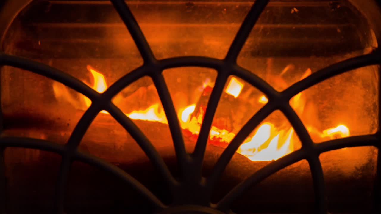 벽난로에서 불을 피우다