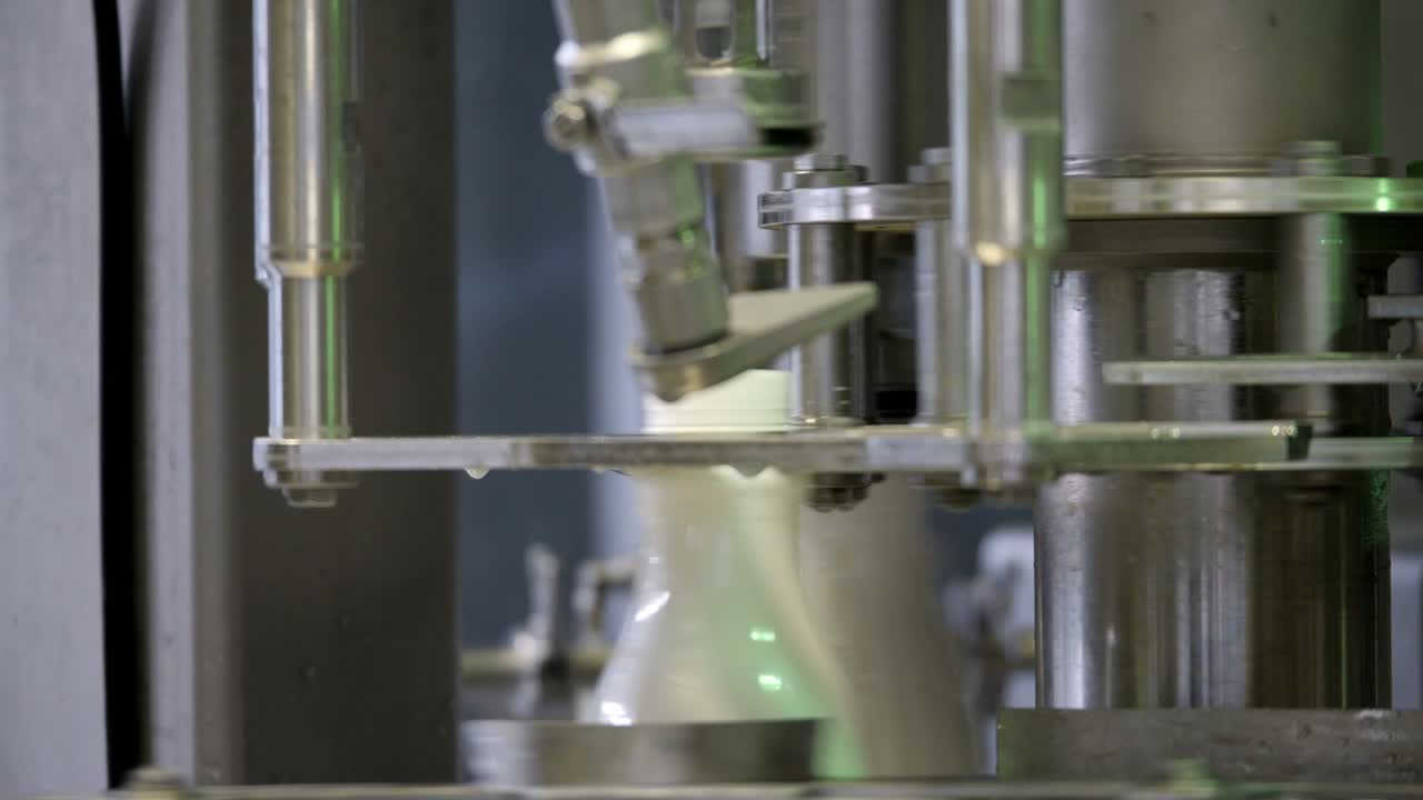 imágenes de una línea de producción de leche, las botellas se llenan y luego se sellan herméticamente